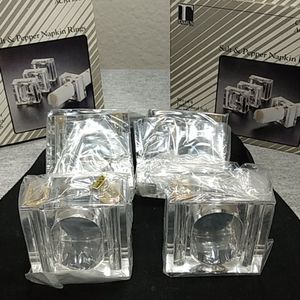 Tamus Clear Acrylic Salt& Pepper Shakers